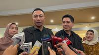Bakal pasangan cagub-cawagub Jakarta 2024 dari jalur independen Dharma Pongrekun-Kun Wardana usai tes kesehatan di RSUD Tarakan. (Liputan6.com/Winda Nelfira)