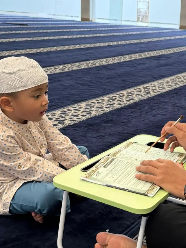 Potret Rayyanza Belajar Mengaji (credit: instagram.com/tercipungcipung).