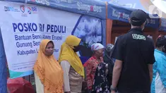 Warga terdampak erupsi Gunung Semeru menerima bantuan dari BRI melalui CSR BRI Peduli di posko BRI Peduli Bencana Semeru yang dibangun Insan BRILian dan pihak terkait di Jalan Raya Pasar Penanggal, Desa Penanggal,Kecamatan Candipuro, Kabupaten Lumajang, Senin (06/12/2021).(Liputan6.com/HO/Humas BRI)