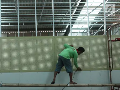 Pekerja menyelesaikan pembangunan ruang bioskop rakyat di Pasar Jaya Teluk Gong, Jakarta, Sabtu (24/11). Bioskop rakyat ini dinamai Indiskop atau Bioskop Independen. (Liputan6.com/Herman Zakharia)