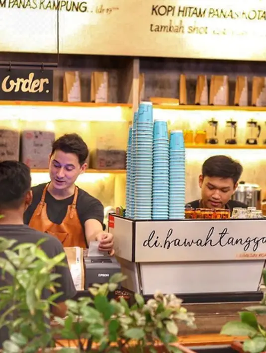 Potret Nino Fernandez saat ikut campur tangan membuat kopi dan melayani pelanggannya. (Liputan6.com/IG/ninojkt)