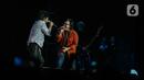 Penampilan Once Mekel (kiri) dan Ari Lasso saat berkolaborasi dengan grup band Dewa 19 dalam Tamagochill (its’s time to go chill) di Tennis Indoor Senayan, Jakarta Pusat, pada Kamis (21/11/2019). Kolaborasi Dewa 19, Once, Ari Lasso, dan Dul Jaelani memukau penonton. (Liputan6.com/Faizal Fanani)