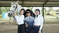 Potret Fuji Belajar Berkuda Bareng Hanum Mega & Bella Shofie