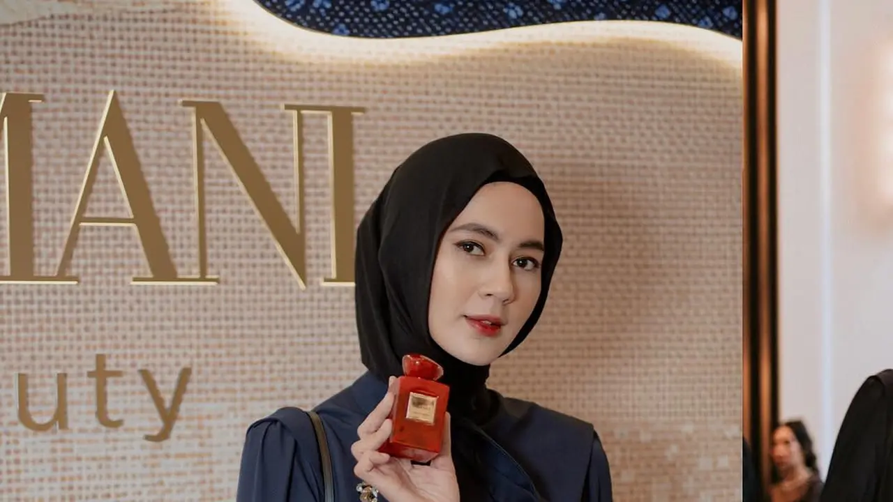 Potret Paula Verhoeven Tampil Elegan dengan Hijab dan Navy Gown di Acara Beauty Eksklusif