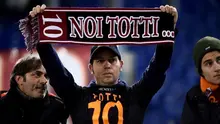 Seorang fans AS Roma memberikan dukungan kepada kapten tim, Francesco Totti. (AFP/Filippo Monteforte)