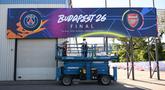 Pekerja melakukan persiapan jelang laga final liga Champions antara PSG vs Arsenal di Puskas Arena, Budapest, Hungaria, Jumat (29/5/2026). (AFP/Attila Kisbendek)