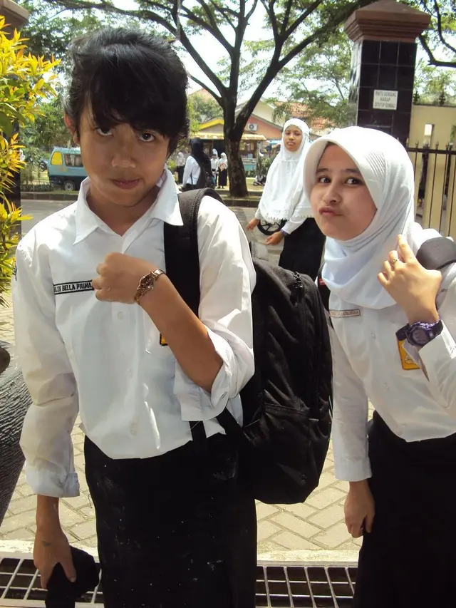Prilly Bareng Sahabat SMP