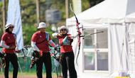 Tim panahan beregu Indonesia yang turun di nomor recurve beregu putri SEA Games 2025 diperkuat Diananda Choirunisa, Ayu Mareta Dyasari, dan Rezza Octavia. Mereka meraih medali emas pada final di SAT Football Stadium, Bangkok, pada Rabu (17/12/2025). (NOC Indonesia)