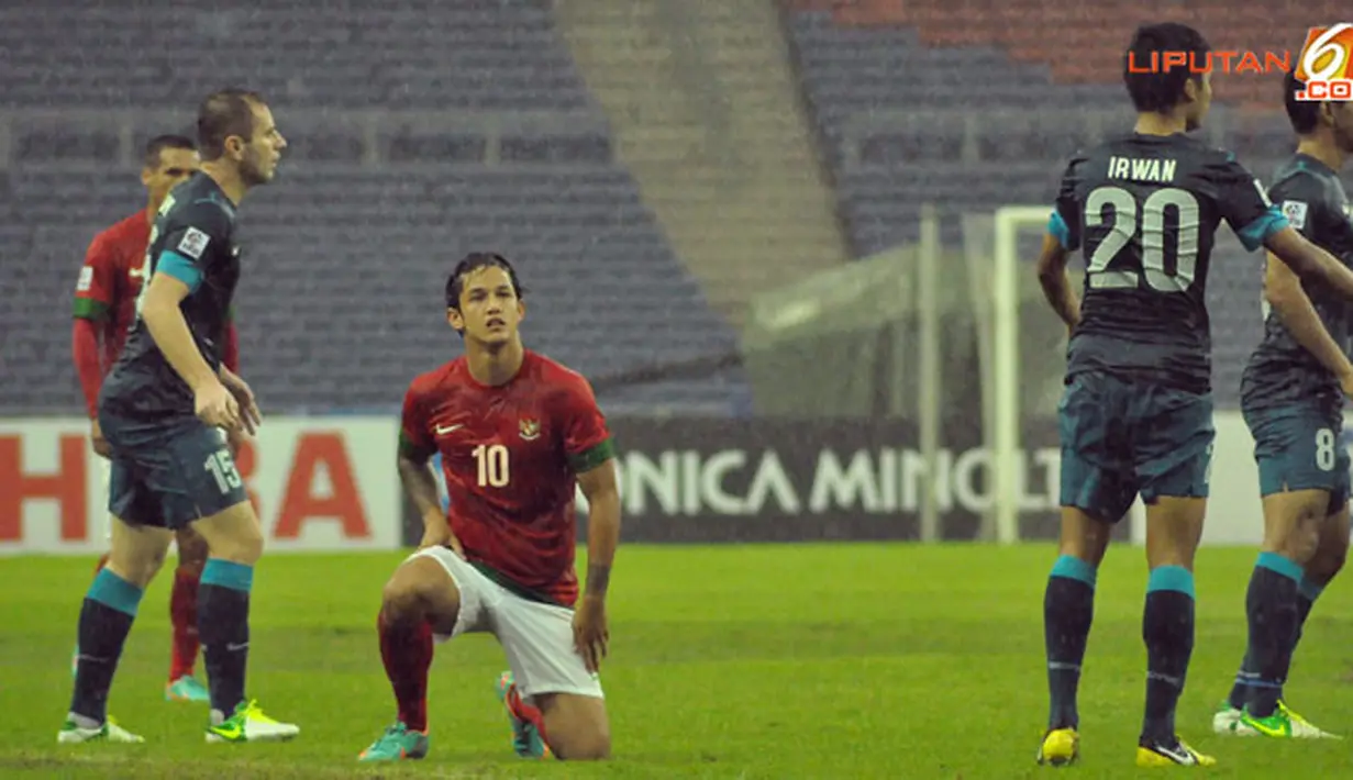 Pemain Indonesia, Irfan Bachdim bangkit kembali setelah mendapat pelanggaran keras dari pemain Singapura dalam  Laga Piala AFF Suzuki 2012 antara Indonesia vs Singapura di Stadion Bukit Jalil, Kuala Lumpur, Malaysia, Rabu 28 November 2012. Pertandingan di