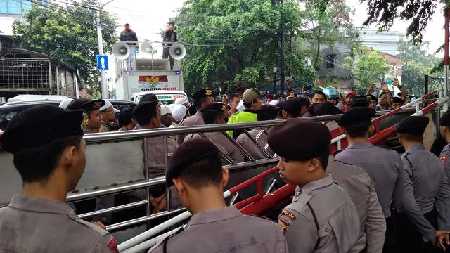 Massa berkumpul mengawal pemeriksaan Ustaz Zulkifli Muhammad Ali (Liputan6.com/Rezky Aprilliya)