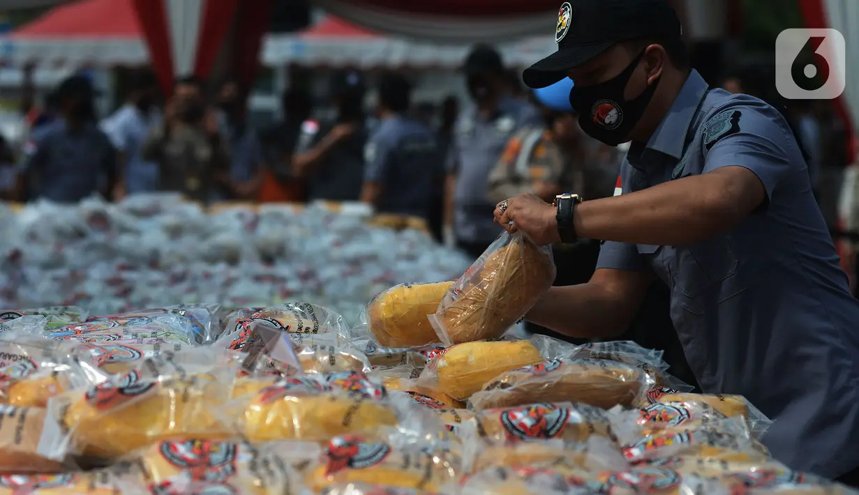 Petugas merapikan barang bukti narkoba jenis sabu di Lapangan Polda Metro Jaya, Jakarta, Kamis (2/7/2020). Narkoba tersebut merupakan hasil sitaan dari jaringan internasional Iran dan Timur Tengah yang berhasil diamankan oleh tim di Serang, Banten dan Sukabumi, Jawa Barat. (merdeka.com/Imam Buhori)