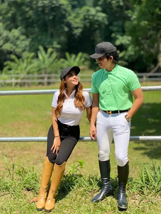 "Kalau mau tanya ya nanya ke mereka berdua. Kalau nanya ke aku juga bingung. Orang dia nggak ngomong apa-apa kok," jelas Ashanty. (Instagram/aurelie.hermansyah)