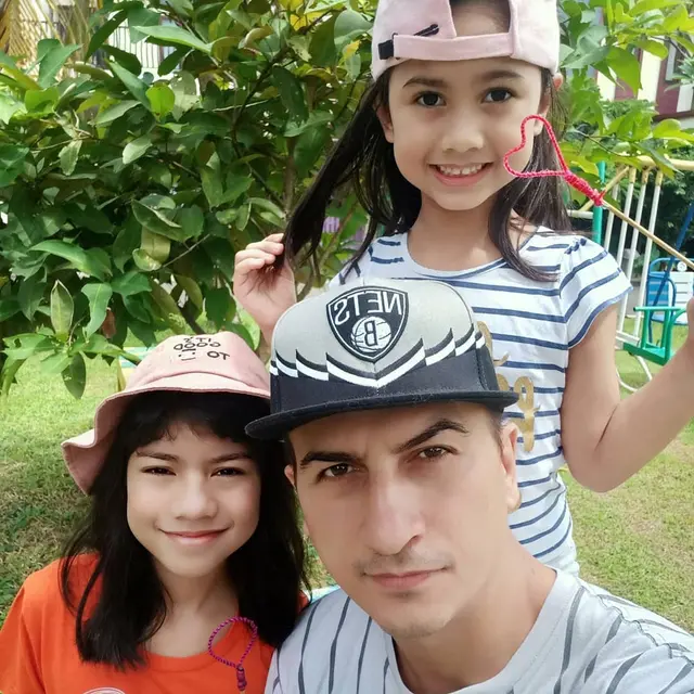 Kerap Jadi Suami Antagonis, Ini 6 Momen Manis Erwin Cortez Bareng Buah Hati