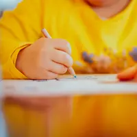 Melatih koordinasi mata dan tangan sekaligus mengasah kreativitas anak. (Foto: Alexander Dummer/Unsplash)