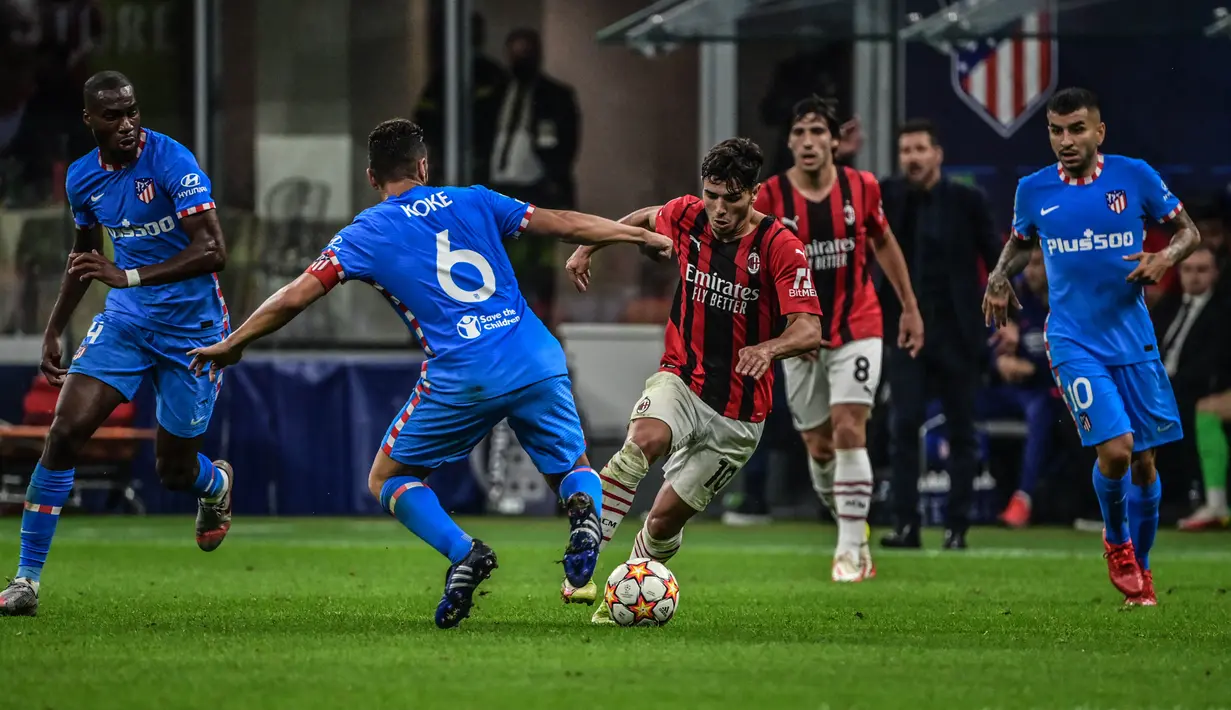 AC Milan memulai pertandingan dengan sangat berani. Mereka langsung melakukan pressing ke pertahanan Atletico. Sang tamu pun dibuat gugup. (AFP/Miguel Medina)