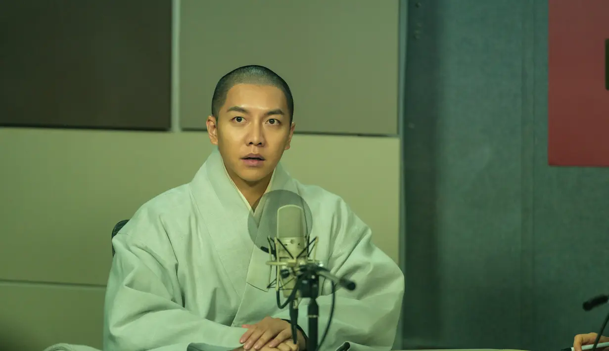Film ini menyoroti daya tarik unik dari komedi keluarga ini, dengan transformasi mencolok Lee Seung Gi dan penampilan kuat Kim Yun Seok. (Foto: Lotte Entertainment)