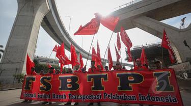 Sejumlah Massa yang tergabung dalam Federasi Serikat Buruh Transportasi Pelabuhan Indonesia (FSBTPI) melakukan long march dari Kawasan Pelabuhan Tanjung Priok menuju Istana Merdeka, Jakarta, Jumat (1/4/2015). (Liputan6.com/Faizal Fanani)
