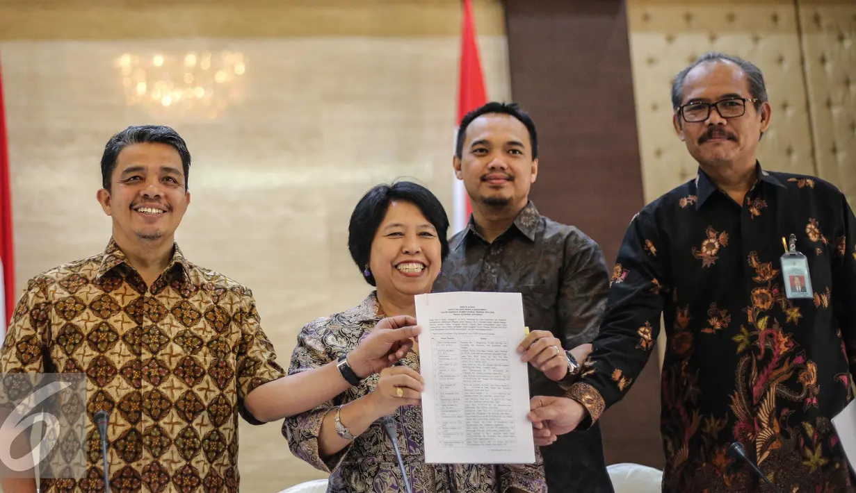 Harkristuti Harkrisnowo (kedua kiri) memperlihatkan daftar peserta yang lolos seleksi Profile Assessment di Kemensesneg, Jakarta, Kamis (9/7/2015).  Sebanyak 18 calon anggota KY lolos tes dari 34 peserta (Liputan6.com/Faizal Fanani) 