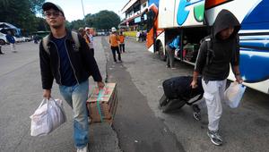 Sementara, otoritas Terminal Kampung Rambutan, Jakarta Timur, memprediksi arus balik Lebaran 2026 akan mengalami dua kali puncak lonjakan penumpang. Tampak dalam foto, penumpang bus Antar Kota Antar Provinsi (AKAP) saat tiba di Terminal Kampung Rambutan, Jakarta Timur, Rabu (25/3/2026). (Kapanlagi.com/Budy Santoso)