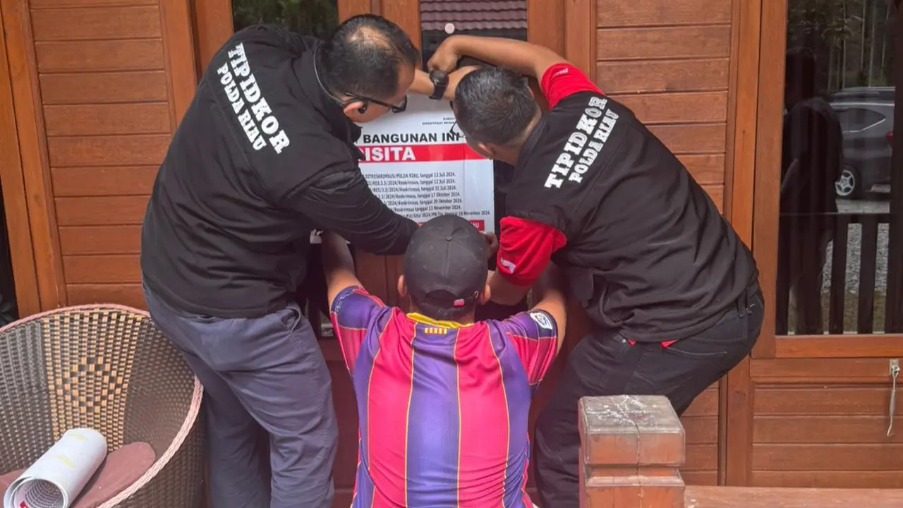 Penyidik Tindak Pidana Korupsi Polda Riau memasang tanda sita di homestay hasil korupsi SPPD di DPRD Riau.