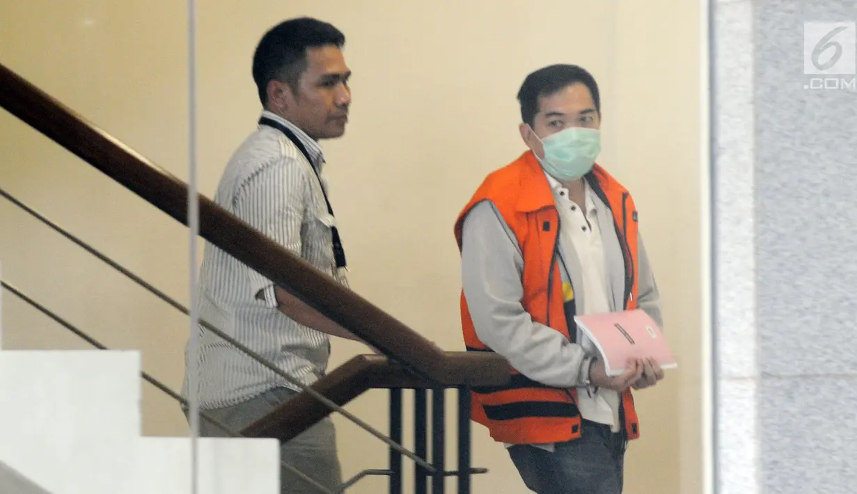 Pengacara Alfin Suherman menuju ruang pemeriksaan di Gedung KPK, Jakarta, Senin (29/7/2019). Alfin Suherman diperiksa sebagai tersangka pemberi dugaan suap ke Asisten Tindak Pidana Umum Kejaksaan Tinggi DKI Agus Winoto terkait penanganan perkara di PN Jakarta Barat. (merdeka.com/Dwi Narwoko)