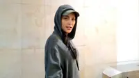 Erika Carlina Datangi Kantor Polisi, Datang Sendiri Pakai Hoodie dan Topi