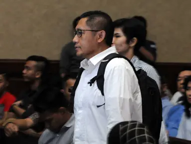 Mantan Ketum Partai Demokrat Anas Urbaningrum saat tiba di Pengadilan Tipikor, Jakarta, Rabu (23/3). Anas menjadi saksi dalam perkara tindak pidana pencucian uang (TPPU) dengan terdakwa politikus partai Demokrat, M Nazaruddin. (Liputan6.com/Helmi Afandi)