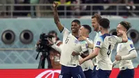 Pemain Timnas Inggris, Marcus Rashford (kiri) melakukan selebrasi bersama rekan-rekannya usai mencetak gol kelima ke gawang Timnas Iran dalam laga matchday pertama Grup B Piala Dunia 2022 di Khalifa International Stadium, Doha, Qatar, Senin (21/11/2022) malam WIB. (AP/Frank Augstein)