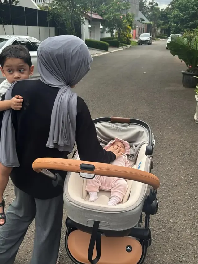 6 Potret Leshia Anak Lesti Kejora Pertama Kali Keluar Rumah, Gemas di Usia Dua Bulan