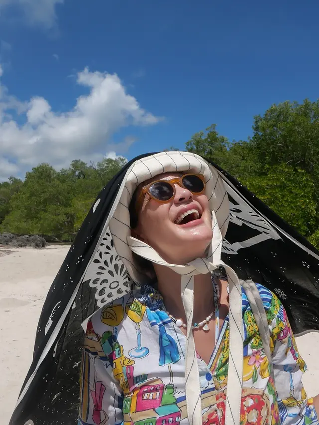 6 Gaya Liburan Luna Maya di Pulau Rote, Santai Bareng Maxime Bouttier