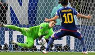 Kiper Kroasia, Dominik Livakovic&nbsp;sukses menggagalkan penalti yang dilesatkan oleh Takumi Minamino&nbsp;pada laga 16 besar Piala Dunia 2022 yang berlangsung di Al-Janoub Stadium, Senin (05/12/2022). (AFP/Ozan Kose)