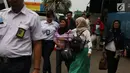 Keluarga korban jatuhnya pesawat Lion Air JT 610 mendatangi Crisis Center Bandara Halim Perdanakusuma, Jakarta, Selasa (30/10). Mereka dilakukan pendataan dan menunggu kabar yang kemudian akan diambil tes DNA oleh RS Polri. (Merdeka.com/Imam Buhori)