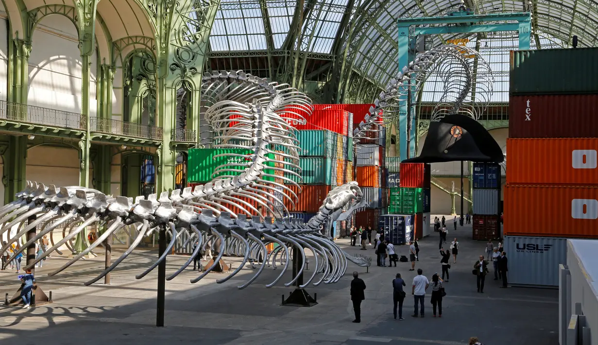Pengunjung saat menikmati pameran Monumenta di Grand Palais, Paris , Prancis , 8 Mei 2016. Pria 62 tahun ini juga menjadi seniman berpengaruh di tanah Prancis. (REUTERS / Jacky Naegelen)