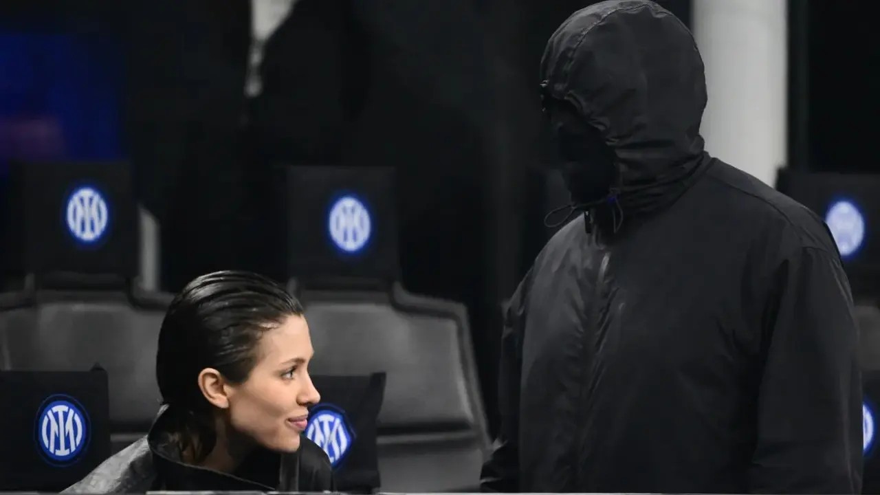Aksi Nyeleneh Kanye West Pakai Topeng Semuka di Laga Inter Milan vs Atletico Madrid