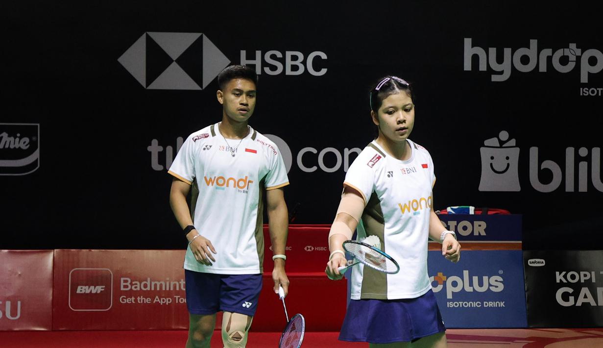 Namun, Jafar/Felisha bisa masuk ke interval dengan skor 11-9 dan menutup set kedua dengan kemenangan 21-19. Tampak daam foto, pebulu tangkis ganda campuran Indonesia, Jafar Hidayatullah/Felisha Pasaribu saat bertanding melawan Kristoffer Kolding/Mette Werge (Denmark) di babak 32 besar Indonesia Masters 2026 di Istora Gelora Bung Karno, Senayan, Jakarta, Rabu (21/1/2026) siang. (Bola.com/Abdul Aziz)