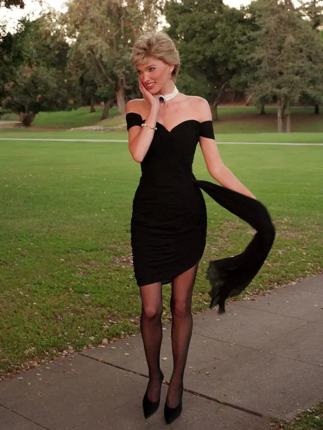 Bikin Kaget! Gaya Totalitas Elsa Hosk Pakai Revenge Dress untuk Kostum Halloween, Posenya Semirip Aslinya