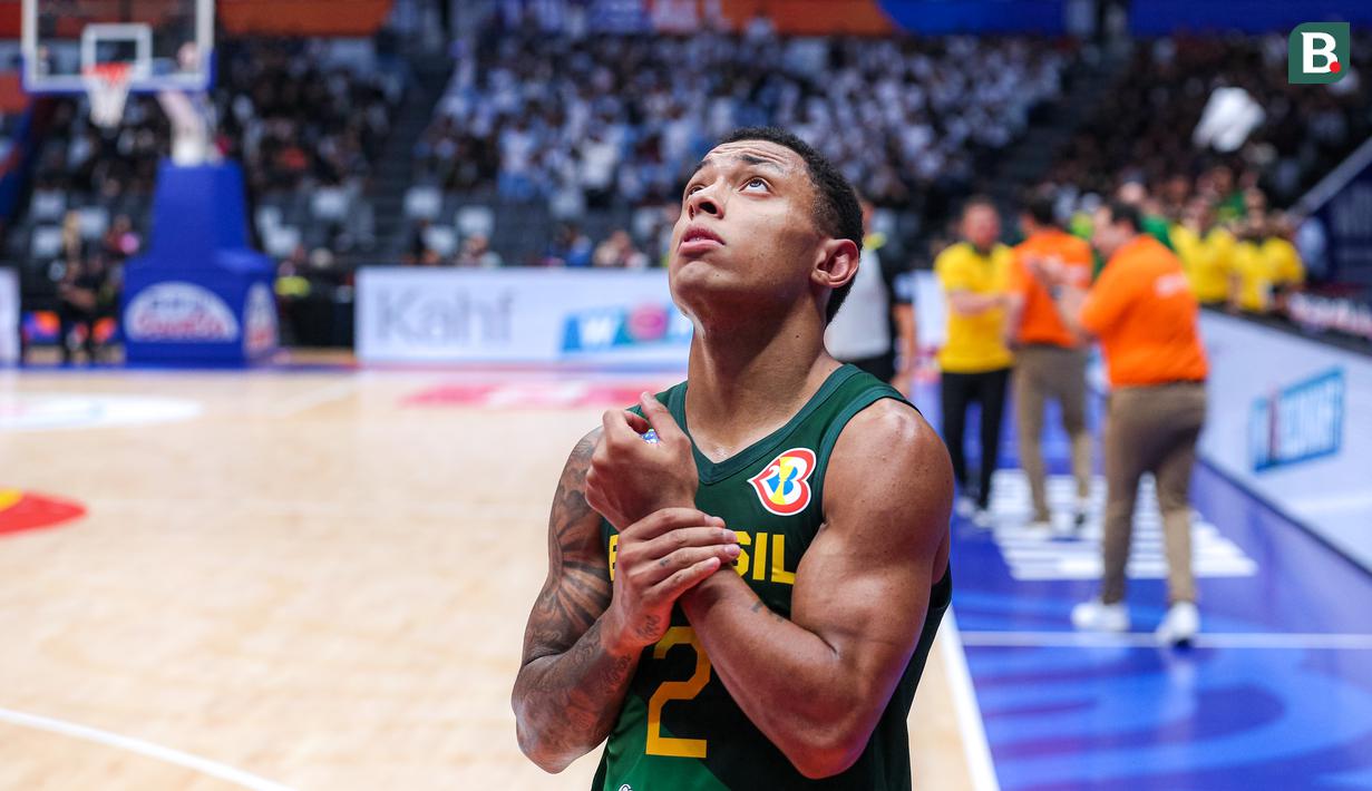 Pebasket Brasil, Yago Santos merayakan kemenangan atas Pantai Gading pada laga ketiga Grup G Piala Dunia FIBA 2023 di Indonesia Arena, Senayan, Jakarta, Rabu (30/08/2023). Brasil menang dengan skor 89-77. (Bola.com/Bagaskara Lazuardi)