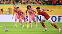 Pemain Al Ahly, Trezeguet, melepaskan tendangan penalti yang sayangnya mampu ditahan oleh kiper Inter Miami, Oscar Ustari, pada laga perdana Piala Dunia Antarklub 2025 di Stadion Hard Rock, Minggu (15/6/2025) pagi WIB. (PATRICIA DE MELO MOREIRA / AFP)