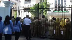 Menteri Dalam Negeri Tjahjo Kumolo mengimbau pegawai negeri sipil (PNS) tak membolos hari ini. Sebab, selama Lebaran PNS sudah diberi waktu libur cukup panjang