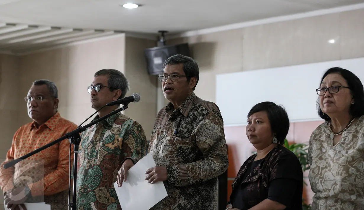 David Tobing, Agus Pambagyo, Agus Dwiyanto, Anis Hidayah, Zumrotin memberikan keterangan di Gedung Sekretariat Negara, Jakarta, Rabu (16/9). 72 orang lolos tahap II dan akan mengikuti seleksi tahap III pada 21 September 2015. (Liputan6.com/Faizal Fanani)