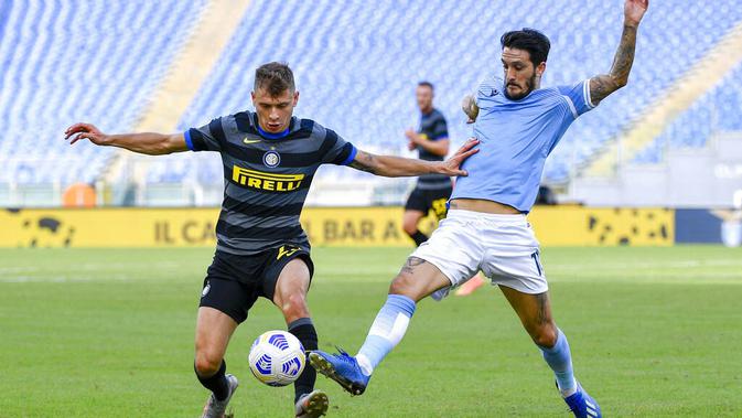 Gelandang Inter Milan, Niccolo Barella, berebut bola dengan pemain Lazio, Luis Alberto, pada laga Liga Italia di Stadion Olimpico, Roma, Minggu (4/10/2020). Kedua tim bermain imbang 1-1. (Fabrizio Corradetti/LaPresse via AP)