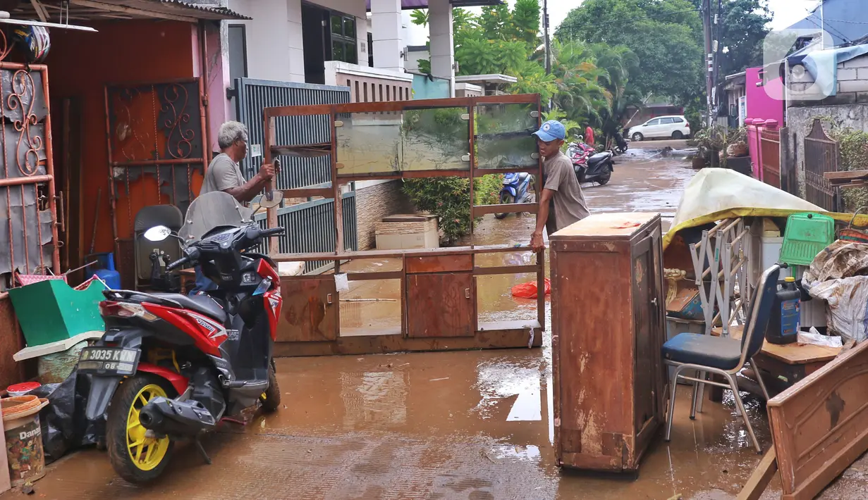 Warga mengeluarkan barang-barang mereka untuk dibersihkan setelah banjir melanda perumahan Ciledug Indah, Tangerang, Senin (21/2/2021). Banjir yang menggenangi perumahan itu membuat warga mengalami kerugian cukup besar karena barang-barang berharga mereka rusak parah. (Liputan6.com/Angga Yuniar)