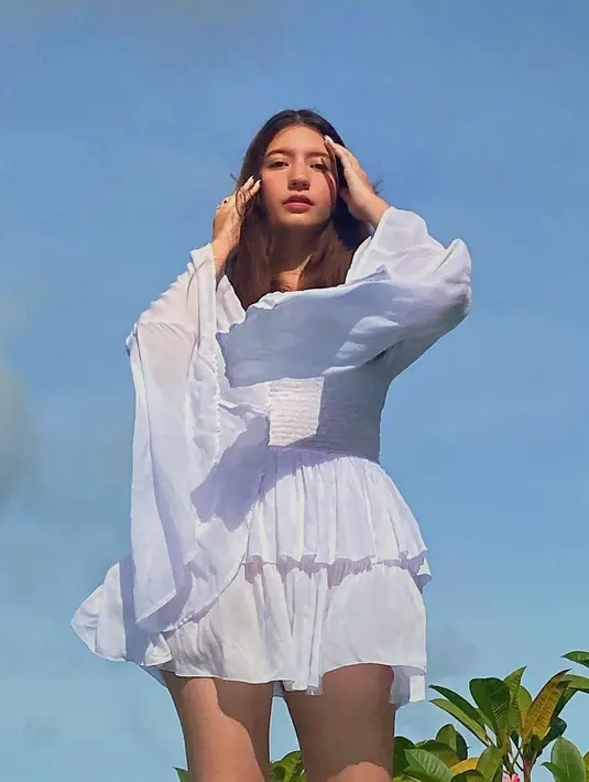 Mantan kekasih Randy Martin ini beberapa kali terlihat menawan saat mengenakan dress. Ia terlihat anggun dengan dress berwarna putih. Ditambah makeup natural yang dipakai, membuat Cassandra Lee terlihat cantik alami.(Liputan6.com/IG/@cassandraslee)