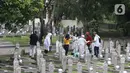 Orang-orang melakukan ziarah di Taman Makam Pahlawan (TMP) Kalibata, Jakarta, Rabu (10/11/2021). Ziarah tersebut dilakukan untuk mengingat jasa para pahlawan dan sebagai upaya memperingati Hari Pahlawan yang diperingati setiap tanggal 10 November. (Liputan6.com/Herman Zakharia)