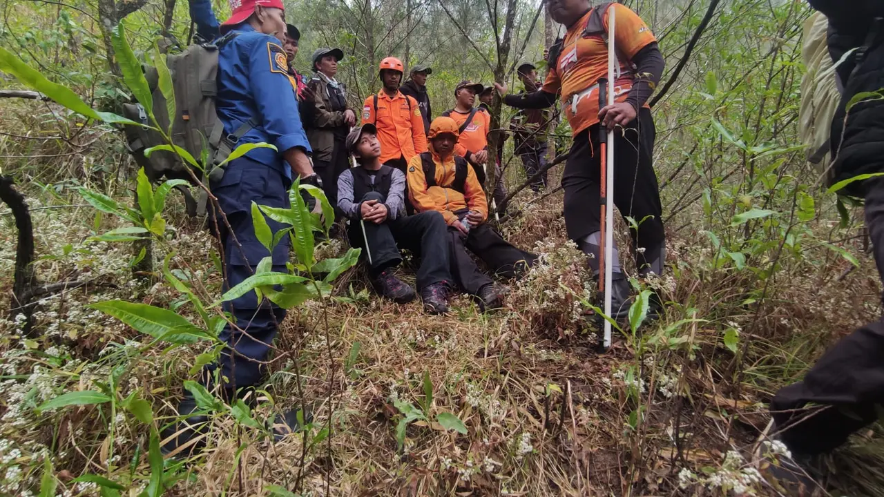 Tim SAR Gabungan evaluasi dua pendaki yang tersesat di Gunung Agung Bali. (Dok. Istimewa)