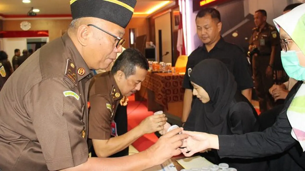tes urine di kejagung. ©2020 Merdeka.com/istimewa