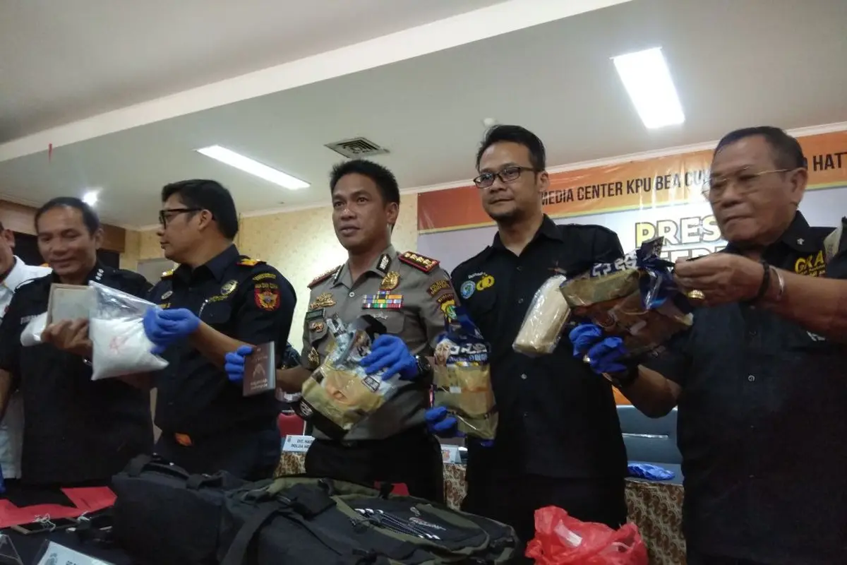 Bea Cukai Bandara Soekarno Hatta merilis temuan ketamine di bungkus kopi (Liputan6.com/Pramita Tristiawati)