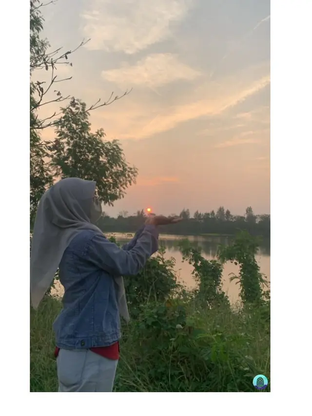 Wanita Ini Minta Diedit Foto Mataharinya Pas di Tangan, 8 Hasilnya Bikin Tepuk Jidat
