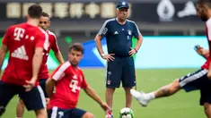  Pelatih Bayern Munchen, Carlo Ancelotti melihat para pemainnya berlatih jelang bertanding melawan Arsenal pada laga International Champions Cup 2017 di Shanghai (18/7). Munchen dan Arsenal akan bertanding pada 19 Juli. (AFP Photo/Johannes Eisele)
