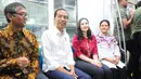 Presiden Joko Widodo didampingi Ibu Negara Iriana Widodo dan Artis Chelsea Islan saat menjajal Mass Rapid Transit (MRT) di Jakarta, Kamis (21/3). (Liputan6.com/Angga Yuniar)